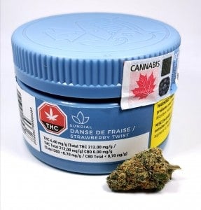 strawberry twist strain review picture of packaging and cannabis flower by cannabis sensei